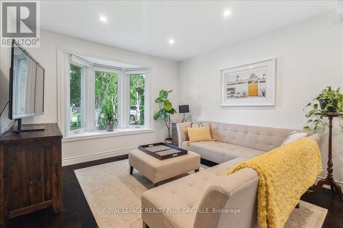 5042 Brady Avenue, Burlington, ON - Indoor Photo Showing Living Room