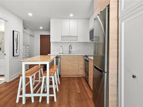 502-1628 Store St, Victoria, BC - Indoor Photo Showing Kitchen With Upgraded Kitchen