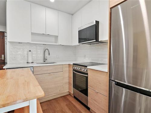 502-1628 Store St, Victoria, BC - Indoor Photo Showing Kitchen With Upgraded Kitchen