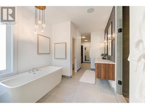 10198 Beacon Hill Drive, Lake Country, BC - Indoor Photo Showing Bathroom