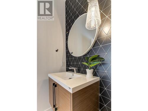 10198 Beacon Hill Drive, Lake Country, BC - Indoor Photo Showing Bathroom