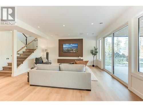 10198 Beacon Hill Drive, Lake Country, BC - Indoor Photo Showing Living Room