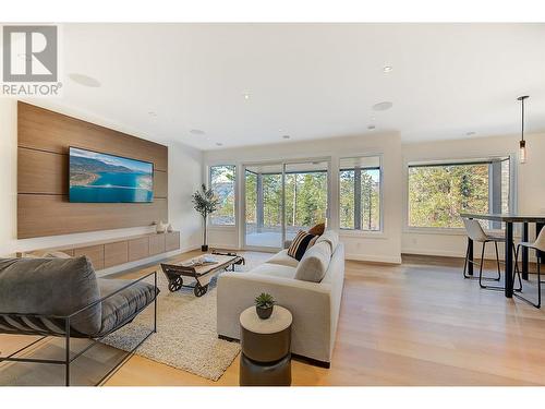 10198 Beacon Hill Drive, Lake Country, BC - Indoor Photo Showing Living Room