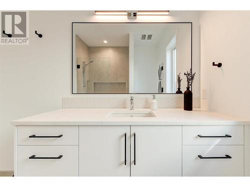 10198 Beacon Hill Drive, Lake Country, BC - Indoor Photo Showing Bathroom