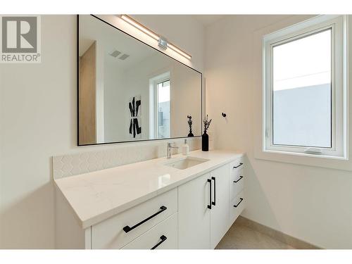 10198 Beacon Hill Drive, Lake Country, BC - Indoor Photo Showing Bathroom