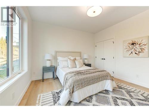 10198 Beacon Hill Drive, Lake Country, BC - Indoor Photo Showing Bedroom