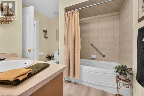 69 Mapleleaf Trail, Glanbrook, ON - Indoor Photo Showing Bathroom