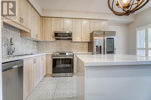 5 Debonair Street, Richmond Hill, ON - Indoor Photo Showing Kitchen With Upgraded Kitchen