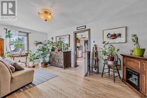 2808 Perry Avenue, Ramara, ON - Indoor Photo Showing Living Room