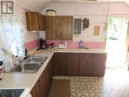 24 Lockview Lane, Merrickville, ON - Indoor Photo Showing Kitchen With Double Sink