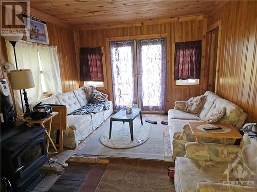 24 Lockview Lane, Merrickville, ON - Indoor Photo Showing Living Room