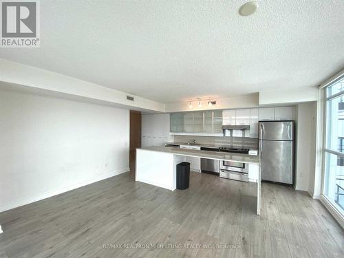 1002 - 33 Singer Court, Toronto, ON - Indoor Photo Showing Kitchen