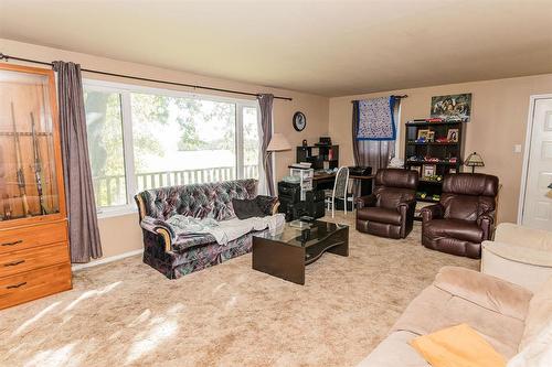 28021 17N Road, Stanley Rm, MB - Indoor Photo Showing Living Room