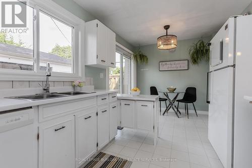 495 Rosedale Crescent, Burlington, ON - Indoor Photo Showing Kitchen With Double Sink