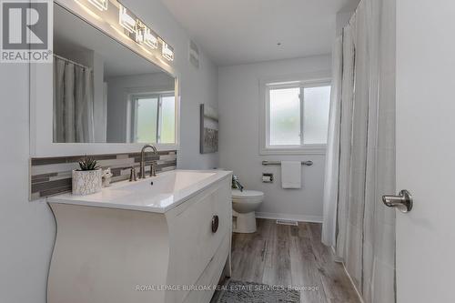 495 Rosedale Crescent, Burlington, ON - Indoor Photo Showing Bathroom