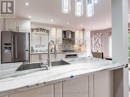 5875 Chessman Court, Mississauga, ON - Indoor Photo Showing Kitchen With Upgraded Kitchen