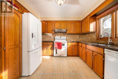 3412 Vinehaven Trail, Lincoln, ON - Indoor Photo Showing Kitchen With Double Sink