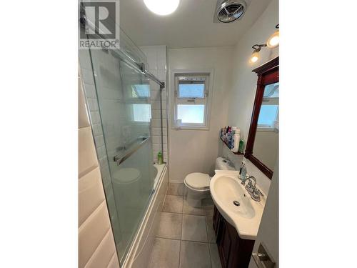 519 Hartland Avenue, Midway, BC - Indoor Photo Showing Bathroom