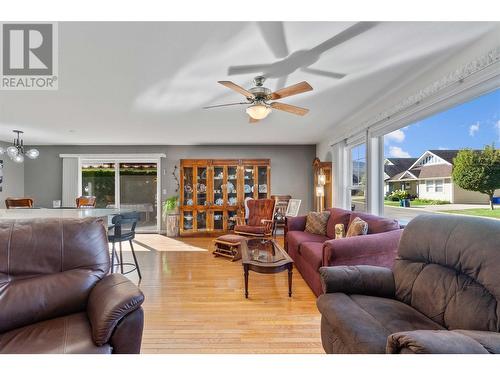 1231 10 Street Sw Unit# 38 Lot# 38, Salmon Arm, BC - Indoor Photo Showing Living Room