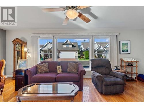 1231 10 Street Sw Unit# 38 Lot# 38, Salmon Arm, BC - Indoor Photo Showing Living Room