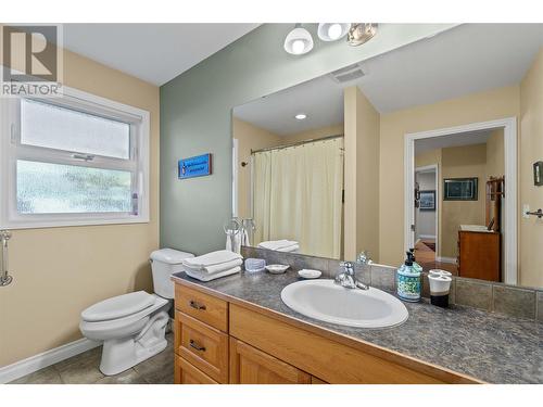 1231 10 Street Sw Unit# 38 Lot# 38, Salmon Arm, BC - Indoor Photo Showing Bathroom