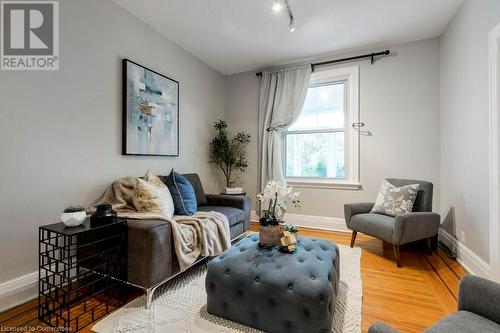 150 Avondale Street, Hamilton, ON - Indoor Photo Showing Living Room