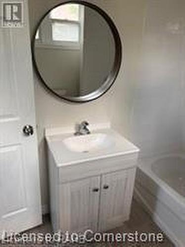 33-35 Wood Street E, Hamilton, ON - Indoor Photo Showing Bathroom