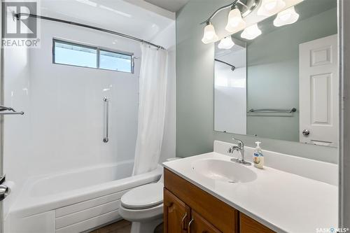 403 Hull Crescent, Saskatoon, SK - Indoor Photo Showing Bathroom