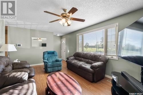 403 Hull Crescent, Saskatoon, SK - Indoor Photo Showing Living Room