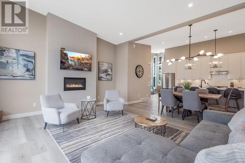 3220 Hilltown Drive Unit# 20, Kelowna, BC - Indoor Photo Showing Living Room