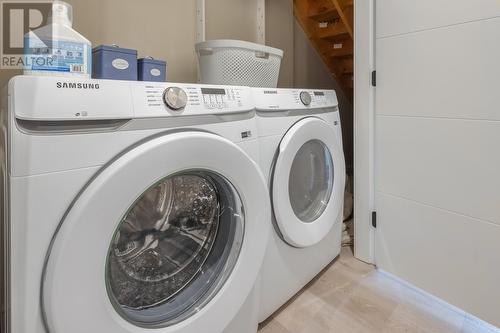 3220 Hilltown Drive Unit# 20, Kelowna, BC - Indoor Photo Showing Laundry Room