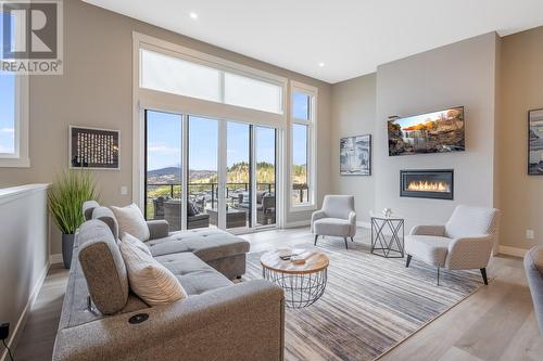 3220 Hilltown Drive Unit# 20, Kelowna, BC - Indoor Photo Showing Living Room With Fireplace