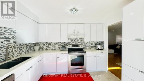 164 Gail Parks Crescent, Newmarket, ON - Indoor Photo Showing Kitchen With Double Sink With Upgraded Kitchen