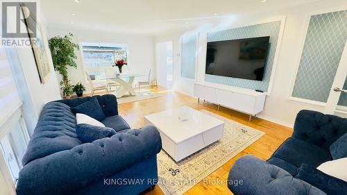 164 Gail Parks Crescent, Newmarket, ON - Indoor Photo Showing Living Room