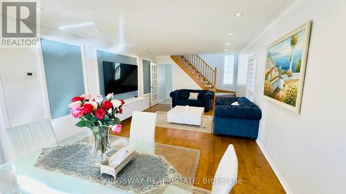 164 Gail Parks Crescent, Newmarket, ON - Indoor Photo Showing Living Room