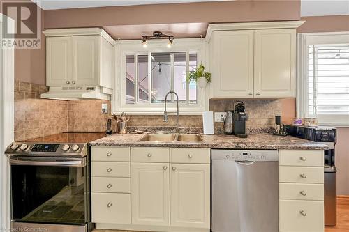 221 Mackenzie Crescent, Caledonia, ON - Indoor Photo Showing Kitchen