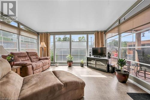 221 Mackenzie Crescent, Caledonia, ON - Indoor Photo Showing Living Room