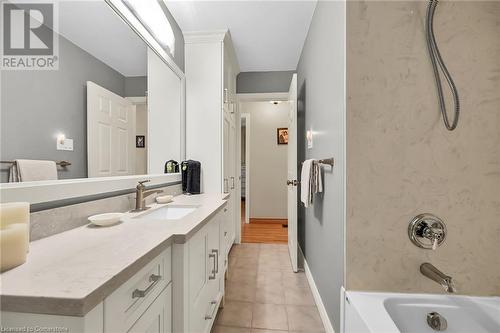 221 Mackenzie Crescent, Caledonia, ON - Indoor Photo Showing Bathroom