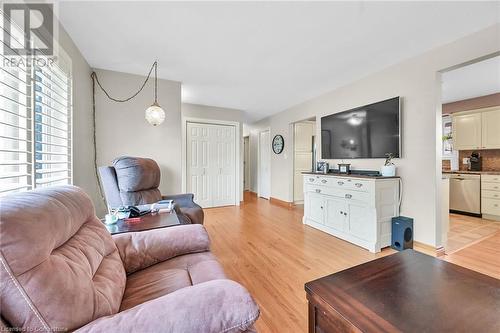 221 Mackenzie Crescent, Caledonia, ON - Indoor Photo Showing Living Room