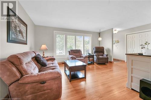 221 Mackenzie Crescent, Caledonia, ON - Indoor Photo Showing Living Room