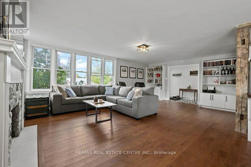 255 Gowrie Street S, Centre Wellington, ON - Indoor Photo Showing Living Room