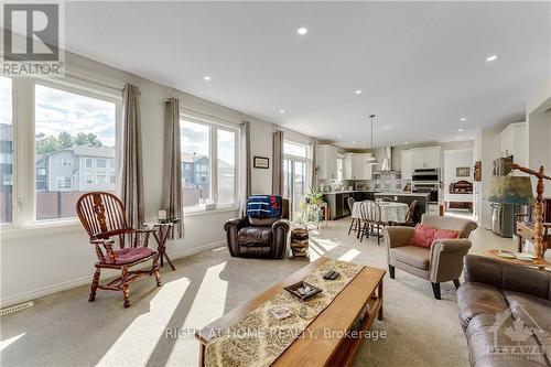 527 Albert Boyd, Ottawa, ON - Indoor Photo Showing Living Room