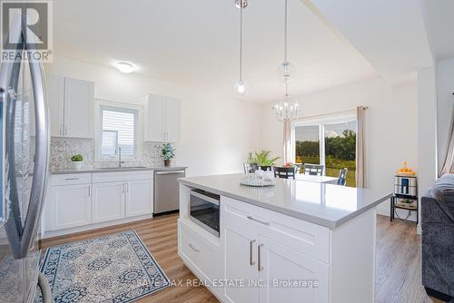 1427 Twilite Boulevard, London, ON - Indoor Photo Showing Kitchen With Upgraded Kitchen