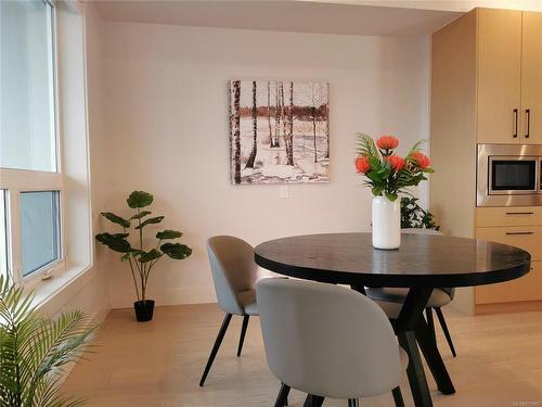 306-9818 Fourth St, Sidney, BC - Indoor Photo Showing Dining Room