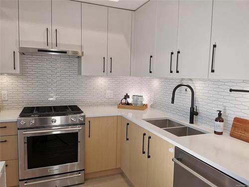 306-9818 Fourth St, Sidney, BC - Indoor Photo Showing Kitchen With Double Sink With Upgraded Kitchen