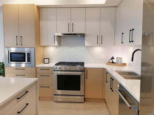 306-9818 Fourth St, Sidney, BC - Indoor Photo Showing Kitchen With Upgraded Kitchen