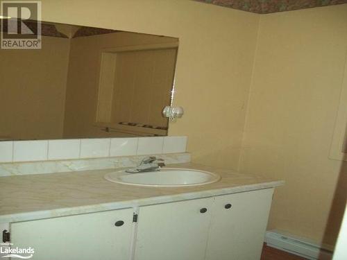 29 Railway Street, Georgian Bay Twp, ON - Indoor Photo Showing Bathroom