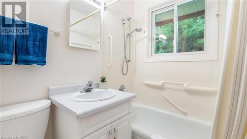 630 5Th Avenue A W, Owen Sound, ON - Indoor Photo Showing Bathroom