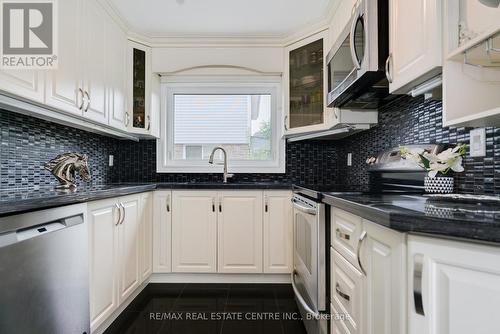 1865 Malden Crescent, Pickering, ON - Indoor Photo Showing Kitchen With Upgraded Kitchen