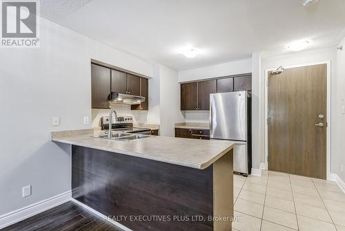 103 - 3070 Rotary Way, Burlington, ON - Indoor Photo Showing Kitchen With Double Sink